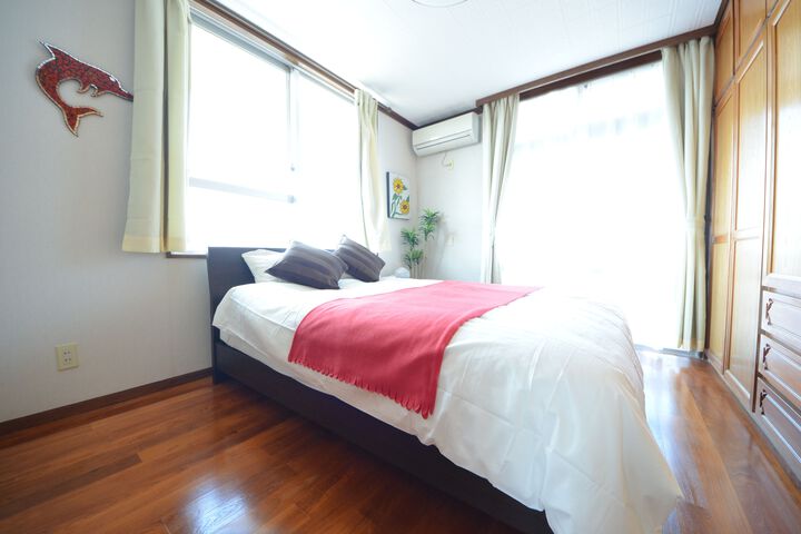 Room 6 of 8