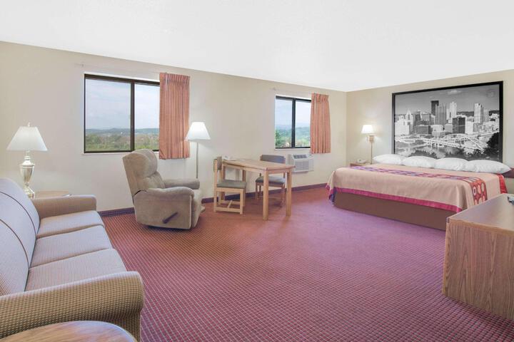 1 Queen Bed (7 of 14)