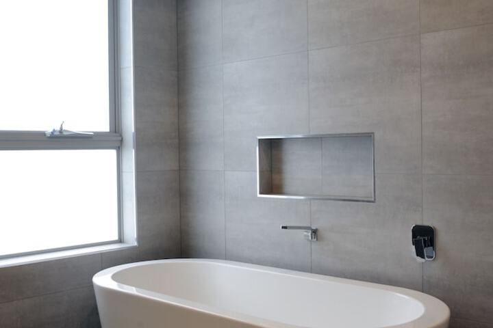 Deep soaking bathtub