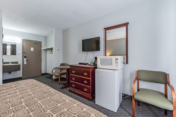 Honeymoon Single Room 1 Queen Bed No Windows (18 of 27)
