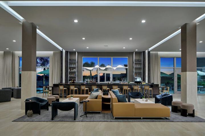 Lounge 80 of 85