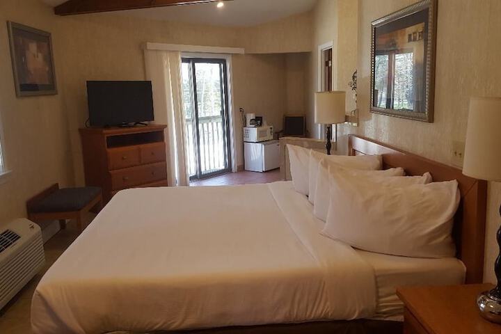 Deluxe King Bed (7 of 11)