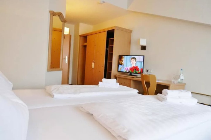 Room 2 of 31