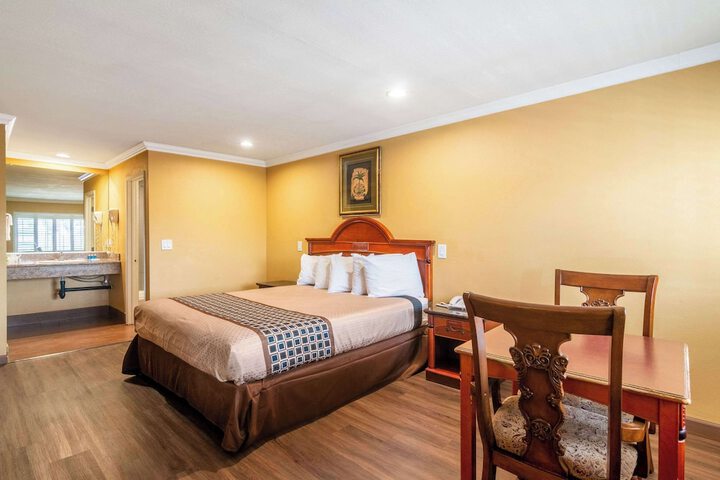 1 King Bed (2 of 15)