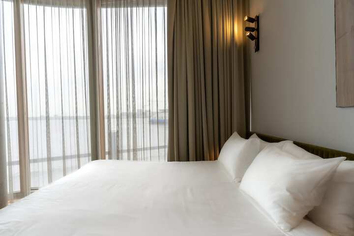 Room 8 of 115