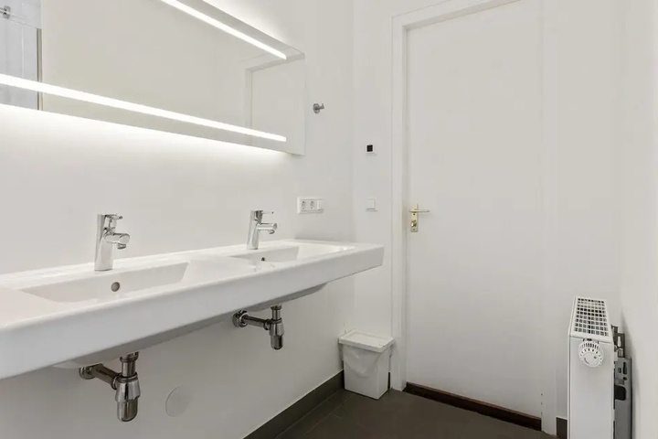 Room 8 of 16