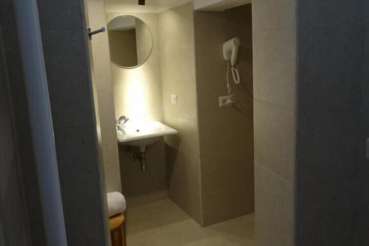 Room 93 of 106