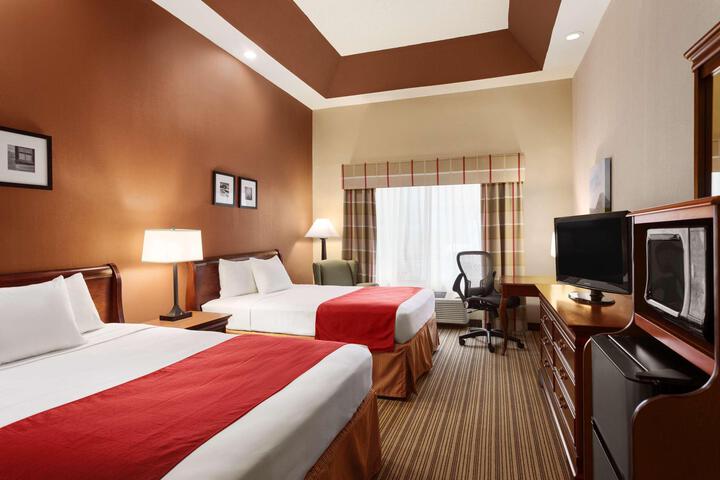 2 Queen Beds (2 of 4)
