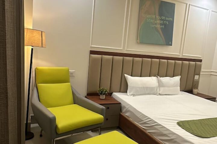 Room 6 of 12