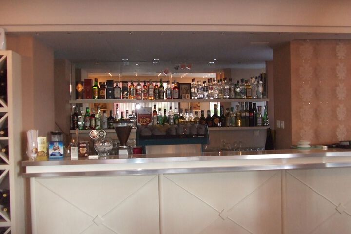 Lounge 17 of 27