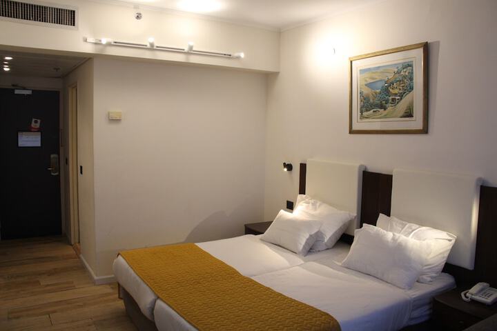 Room 17 of 46