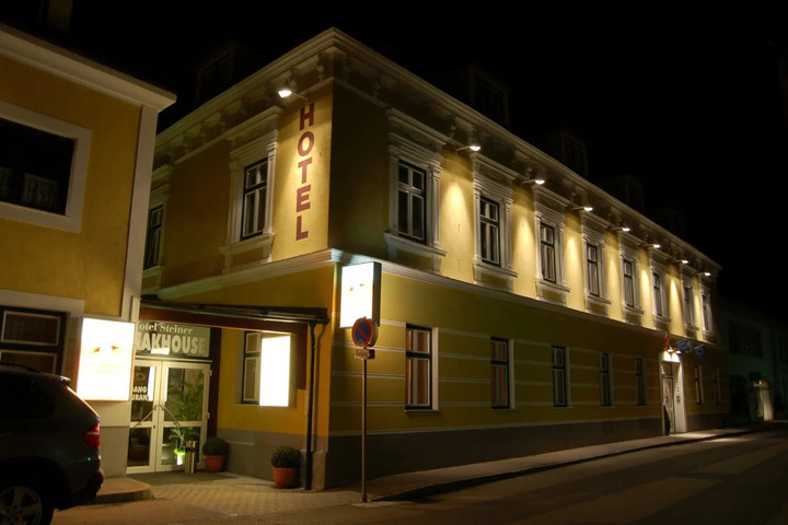 BUSINESS & HOLIDAY HOTEL STEINER