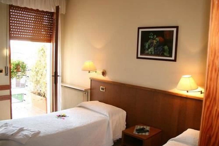 Room 6 of 40