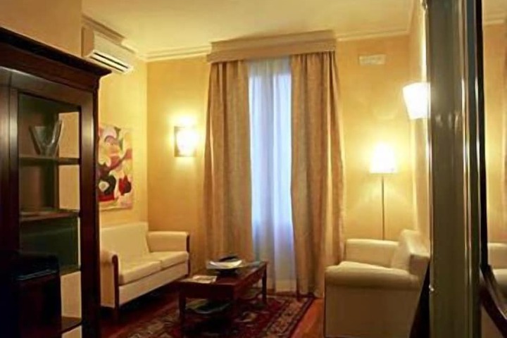 Lounge 28 of 33