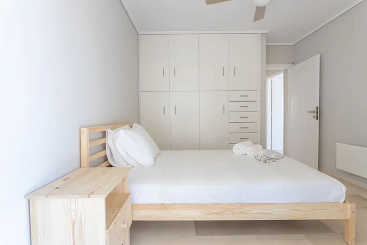 Room 4 of 8