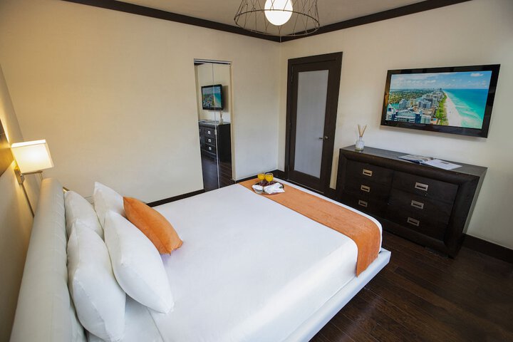 Studio Queen Bed (6 of 44)