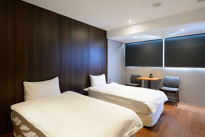 Room 11 of 32