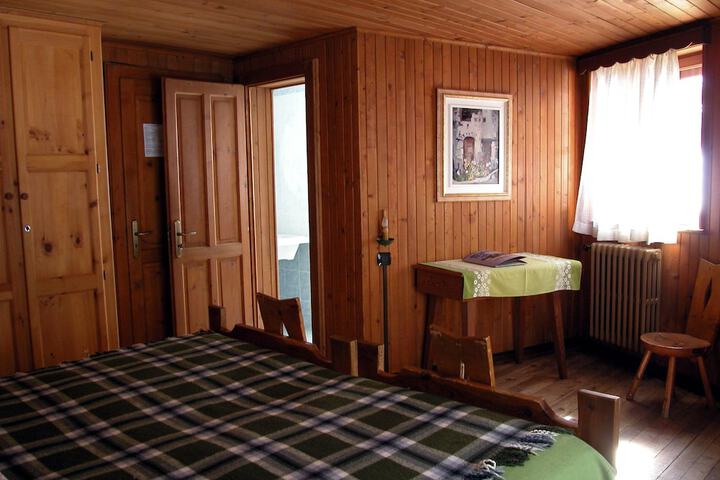 Room 2 of 32