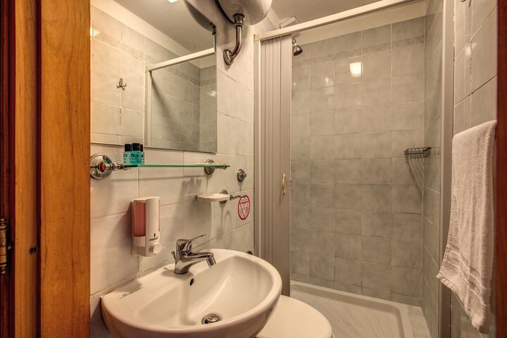 Room 62 of 83