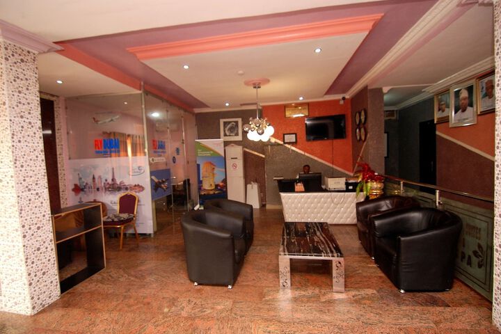 Lounge 22 of 29