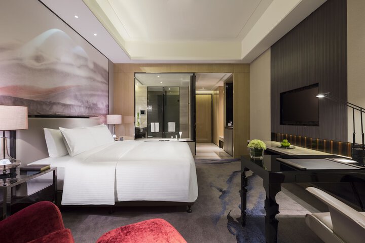 Room 13 of 36
