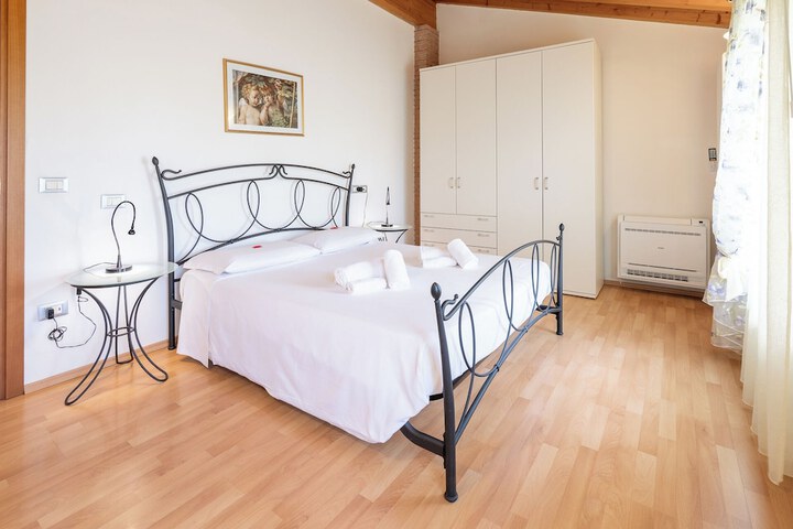 Room 20 of 95