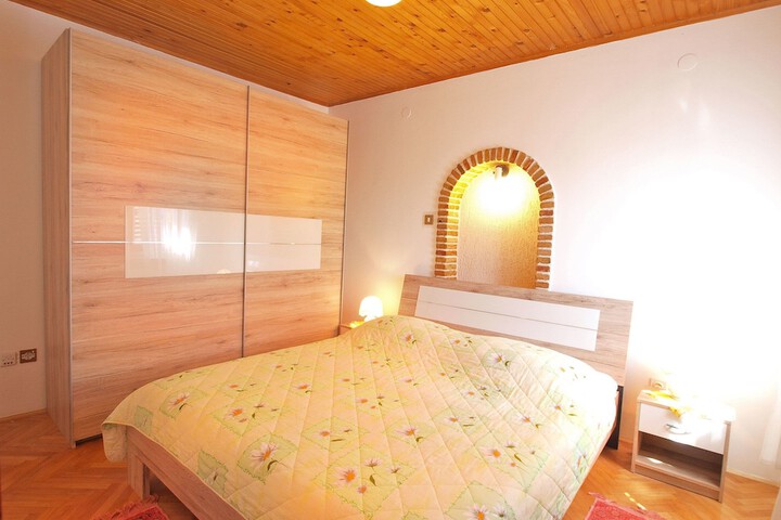 Room 13 of 38