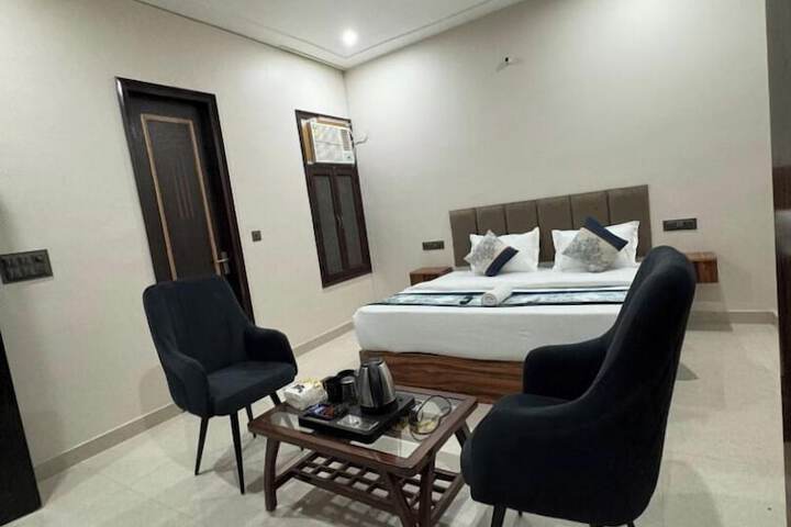 Room 8 of 33