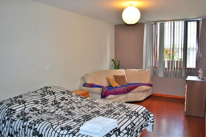 Room 6 of 42