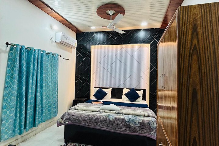 Room 13 of 25