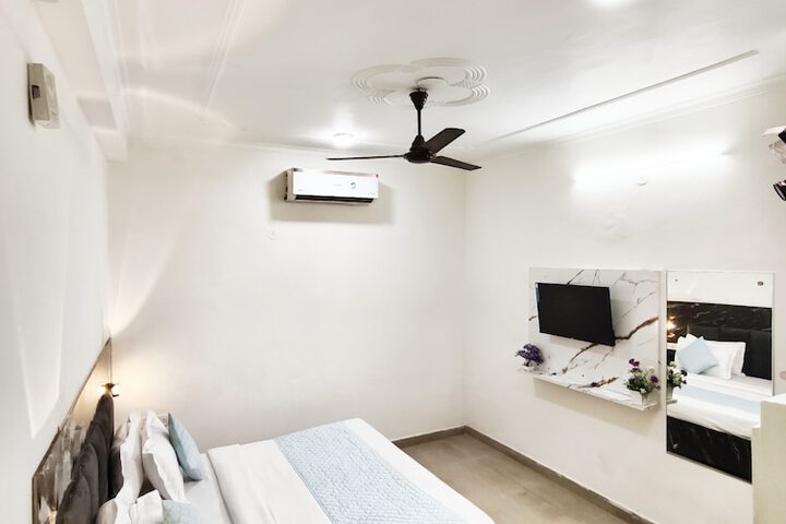 Room 9 of 42