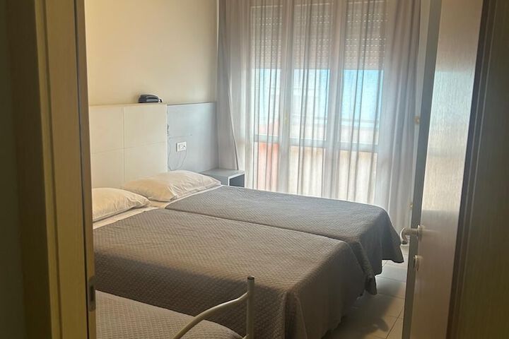 Room 14 of 80