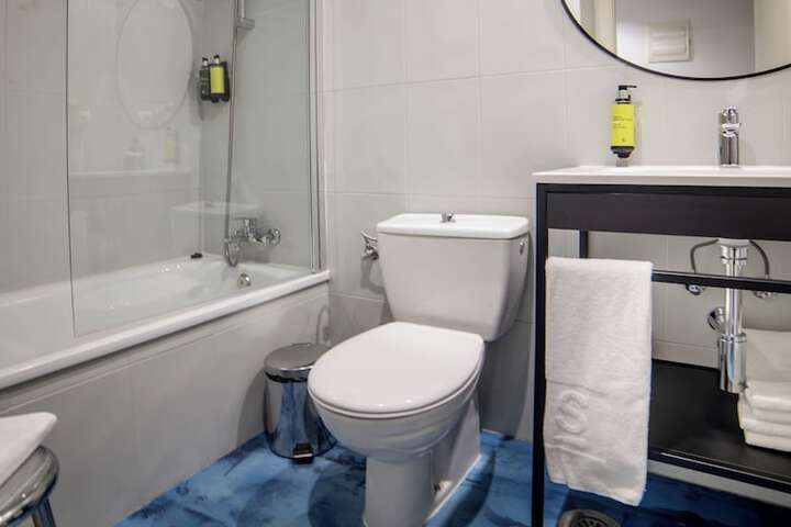 Room 10 of 34