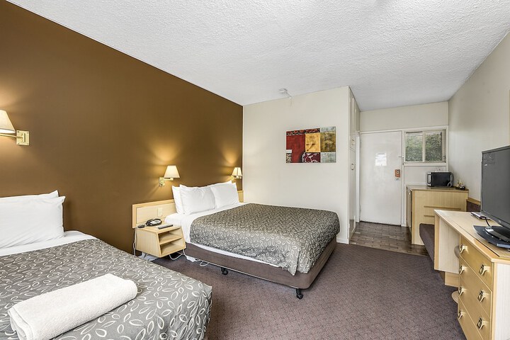 Room 33 of 120