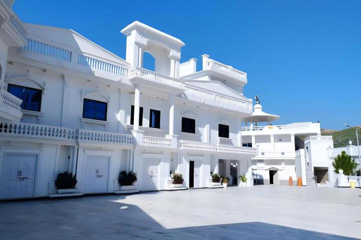 White Palace Hotel & Resort Khanpur