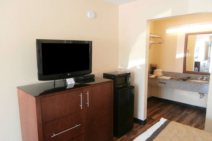 1 King Bed (8 of 8)