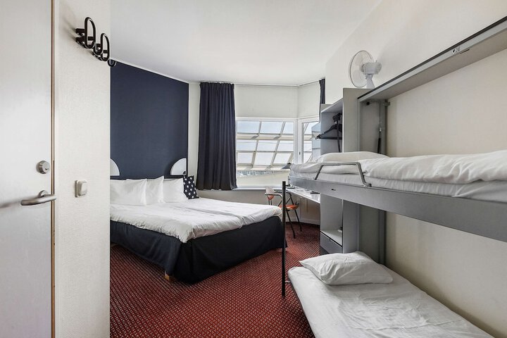 Room 30 of 82