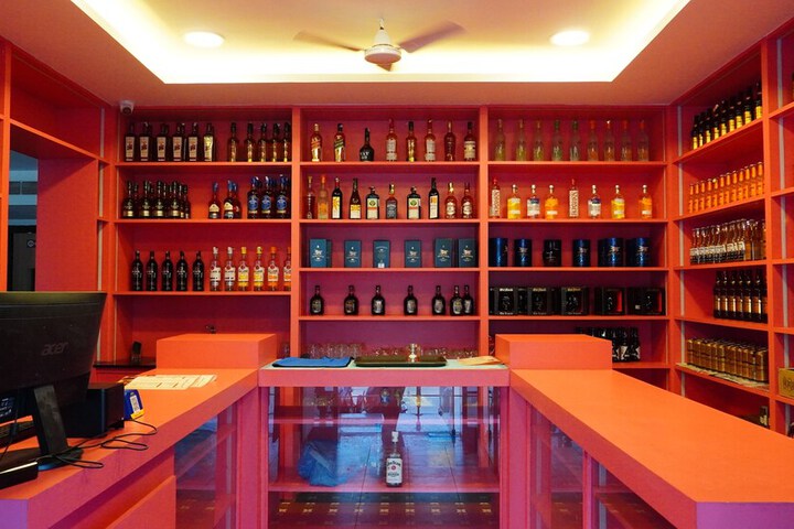 Lounge 7 of 8