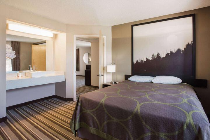 1 Queen Bed Accessible Room (8 of 12)