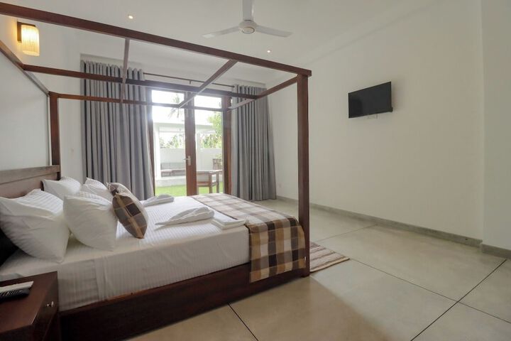Room 14 of 90