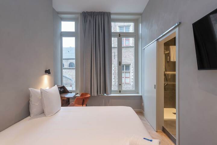Room 43 of 148