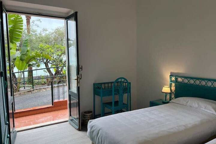 Room 12 of 89