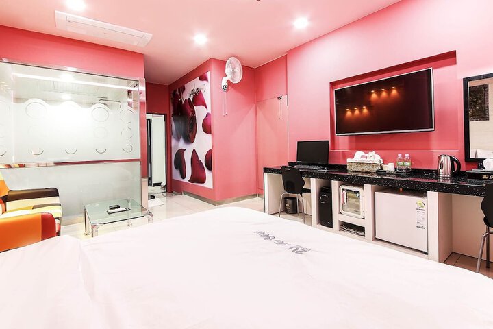 Room 4 of 6