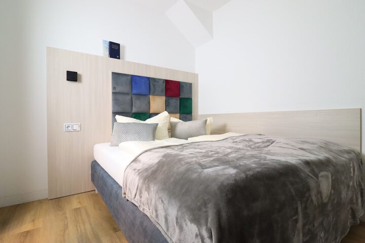 Room 7 of 65