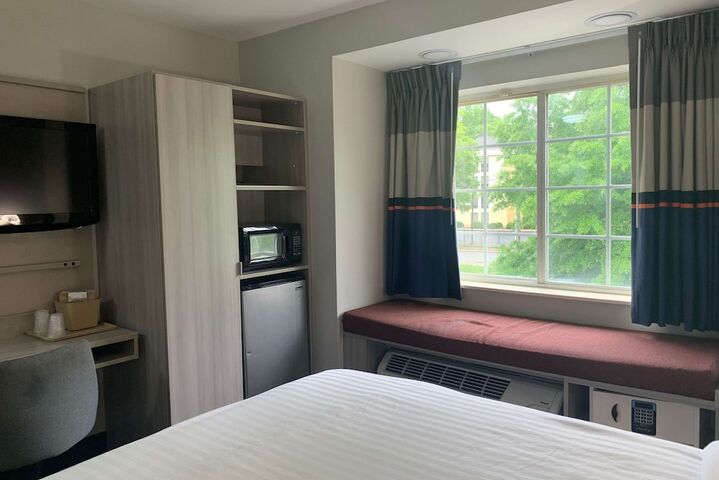 1 Queen Bed (5 of 23)