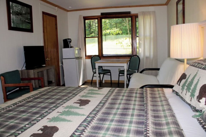 1 King Bed (3 of 5)