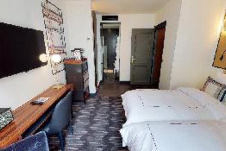 Room 28 of 35