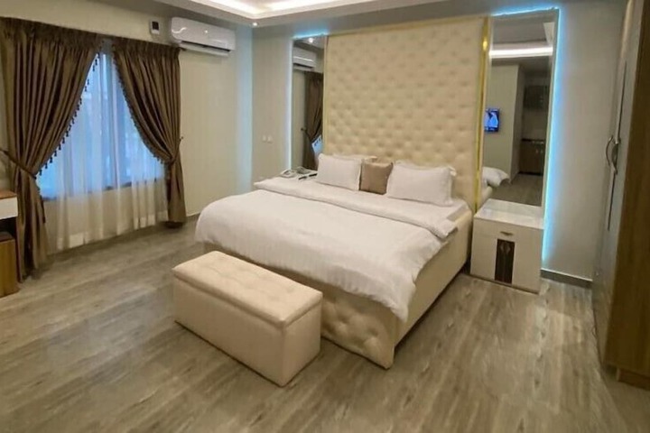 Room 28 of 74