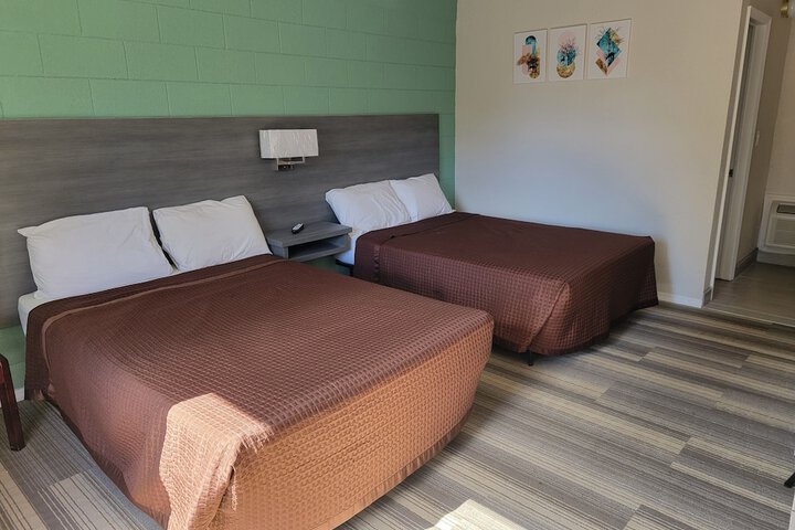 2 Double Beds (5 of 7)