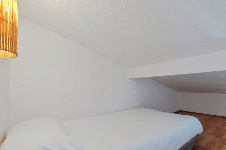 Room 24 of 143